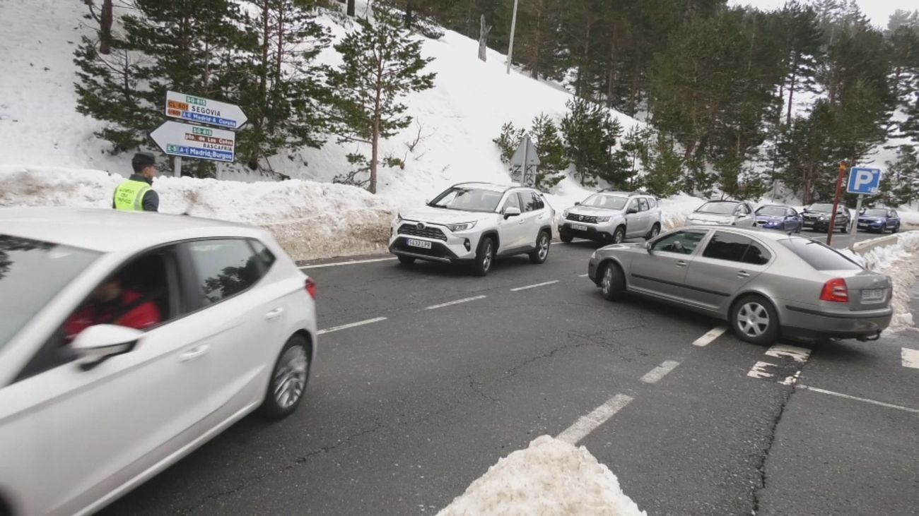 Parkings llenos en Puerto de Cotos: ¡Todos quieren ir a Valdesquí!