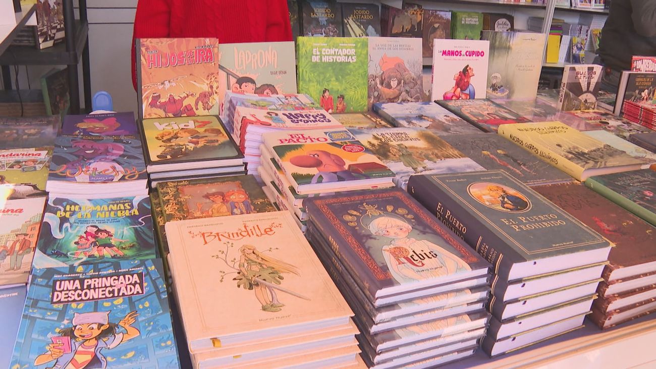 Cientos de madrileños llenan Matadero en la segunda jornada de la Feria del Cómic de Madrid