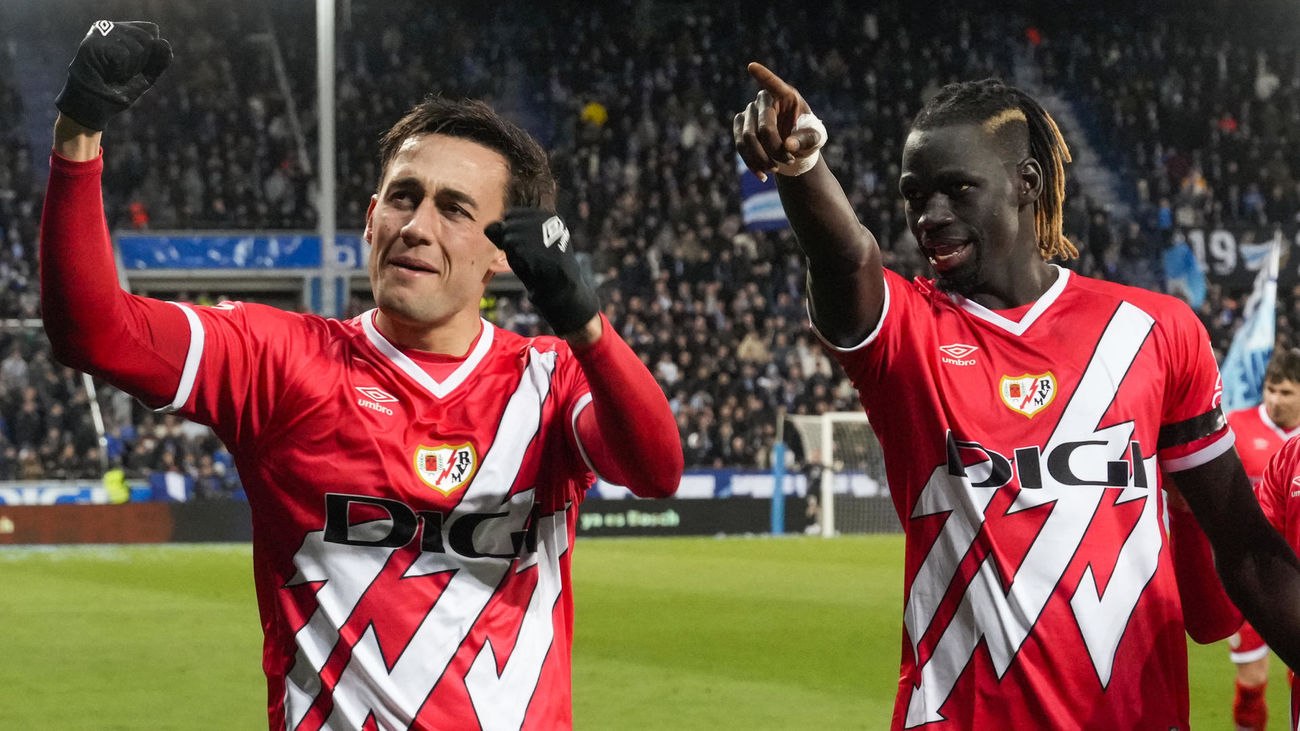 Pedro Díaz y Pathé Ciss celebran un gol en Mendizorroza