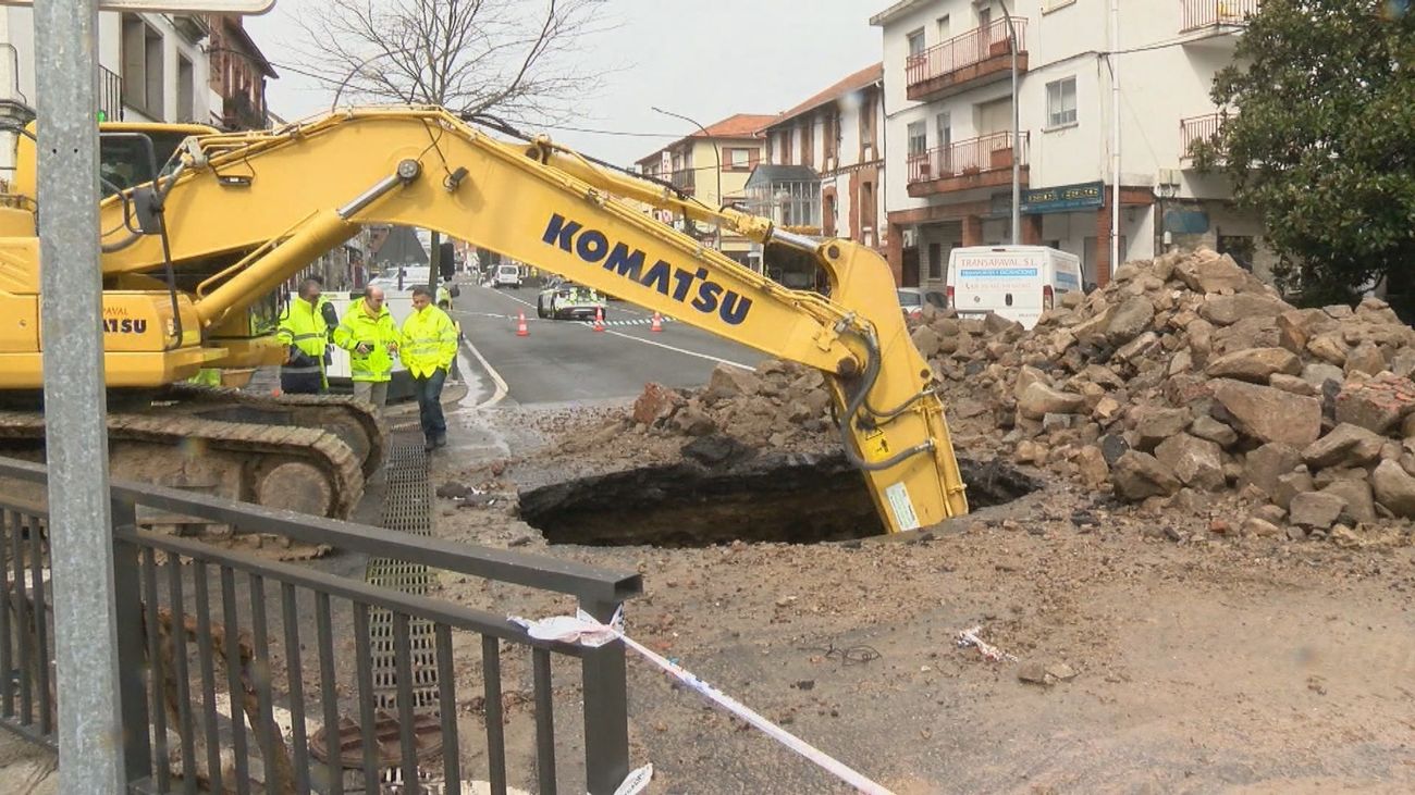 Socavón en el asfalto de la N-6 en San Rafael
