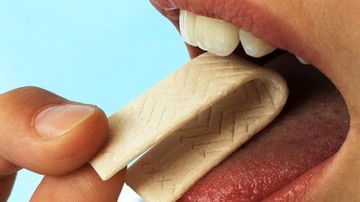 ¡Cuidado con los chicles! Masticarlos liberan miles de microplásticos en la saliva, revela un estudio