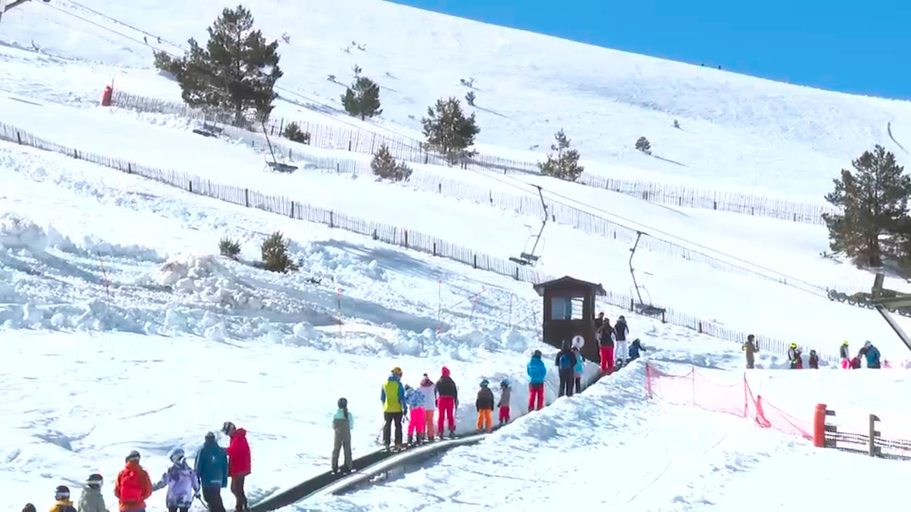 Navacerrada y Valdesquí se llenan  de madrileños amantes del esquí en un día primaveral