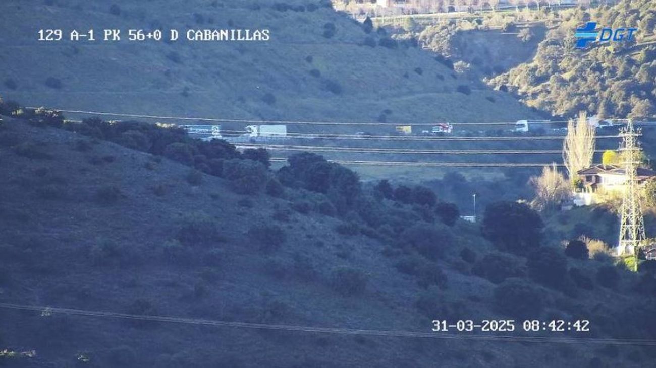 Un coche incendiado en la A-1 provoca varios kilómetros de retención en Cabanillas de la Sierra