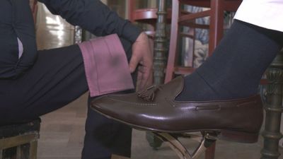 Eduardo, el limpiabotas que brilla con tradición en Madrid