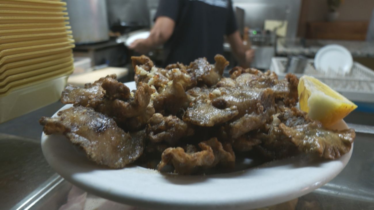 Oreja con morcilla: la irresistible combinación que enamora en un bar de Villaverde Alto