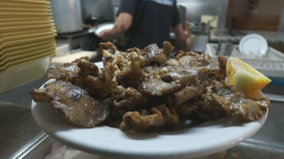Oreja con morcilla: la irresistible combinación que enamora en un bar de Villaverde Alto