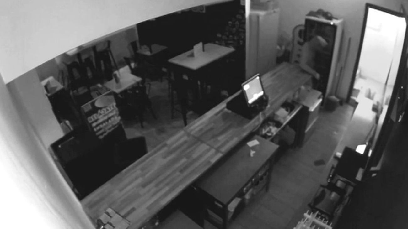 Roban una hamburguesería en el barrio del Pilar usando el método del 'alcantarillazo'
