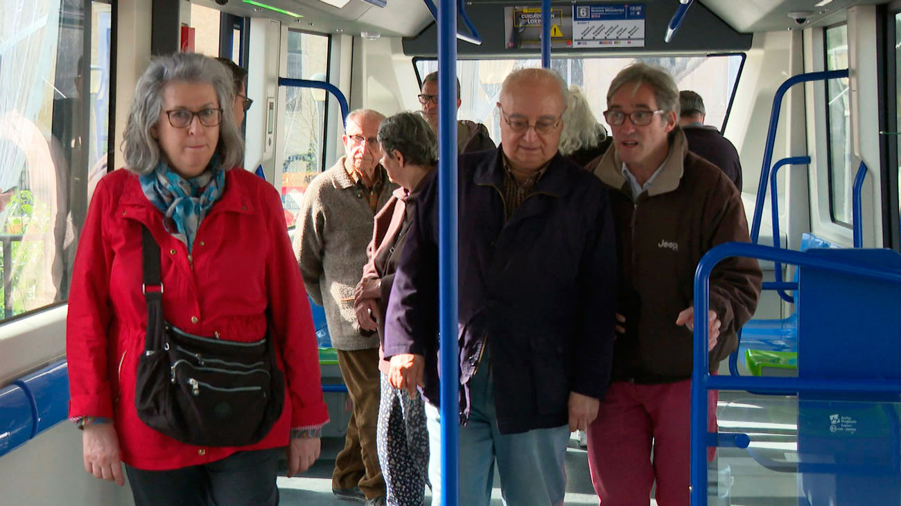 Los madrileños visitan el vagón del futuro del Metro de Madrid