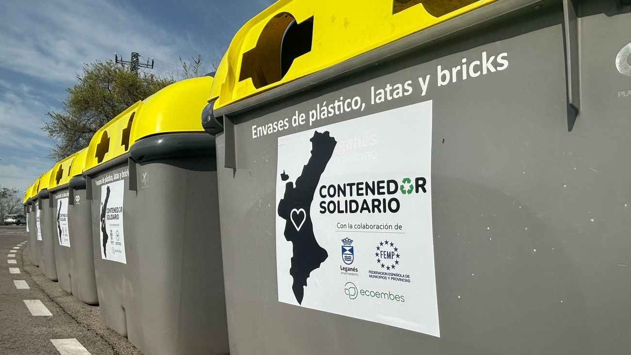 Contenedores donados por ayuntamientos madrileños a localidades valencianas afectadas por la DANA de octubre de 2024