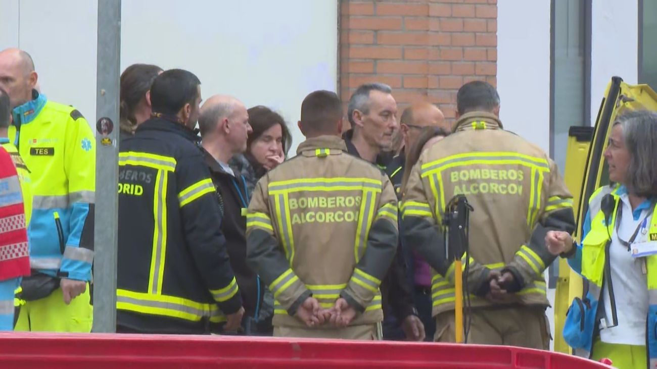 Dos bomberos fallecidos, otro grave y varios más intoxicados en un incendio en Alcorcón