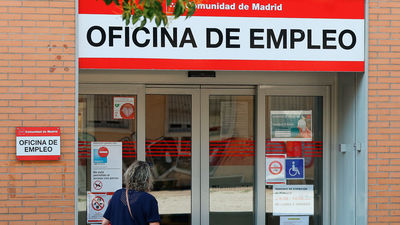 El paro baja en marzo hasta los 2.580.138 desempleados , la cifra más baja en este mes en 17 años