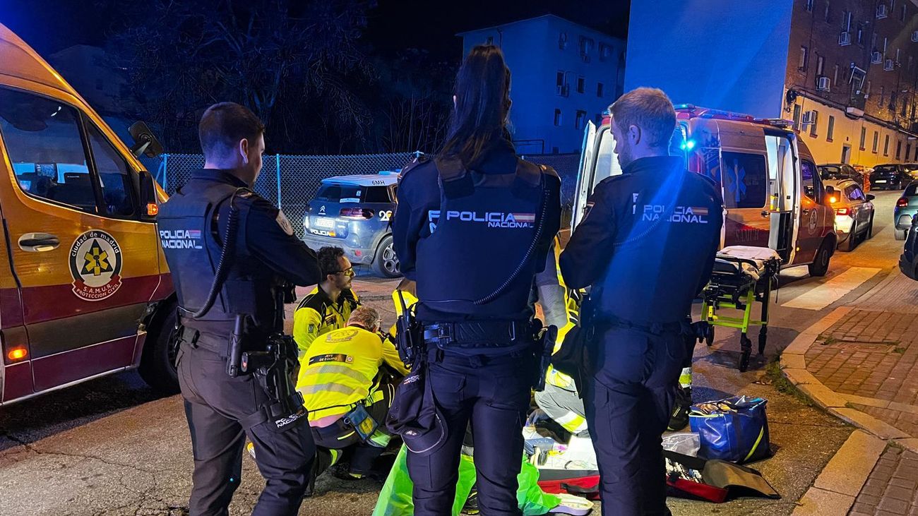 Samur-Protección Civil atendiendo al hombre tras la caída