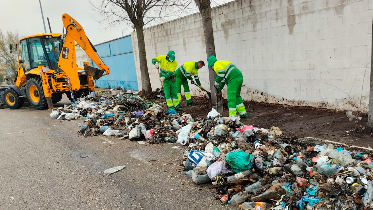 Operarios de limpieza del Ayuntamiento de Valdemoro recogen residuos en un polígono industrial