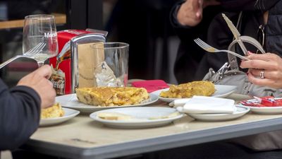 Rivas fomenta el consumo en sus bares entre semana, pagando dos comidas de cada tres