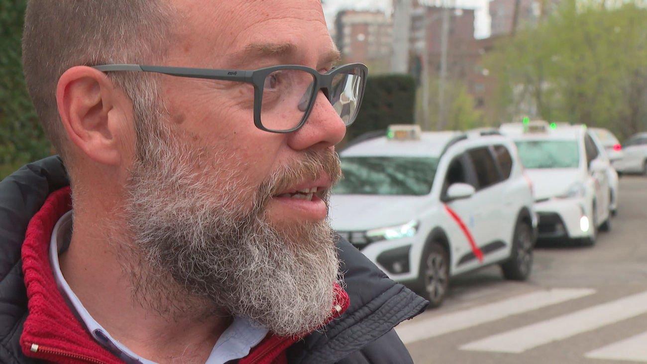 "Nos tienen a punta de multas": los taxistas que operan en la estación de Chamartín se sienten acosados