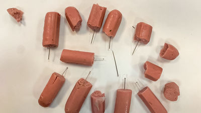 La Policía Local de Torrejón investiga la aparición de salchichas con alfileres