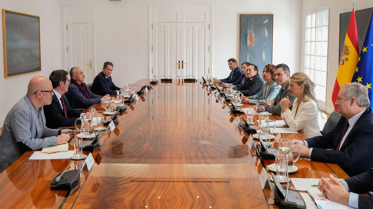 Sánchez traslada a sindicatos y patronal las posibles respuestas del Gobierno a los aranceles de Trump