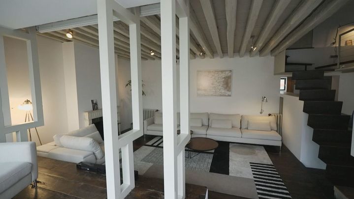 Salón elegante y funcional de color blanco / TELEMADRID