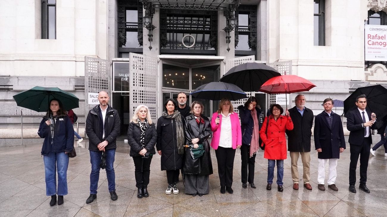 Minuto de silencio en Cibeles por la muerte de los dos bomberos de Alcorcón