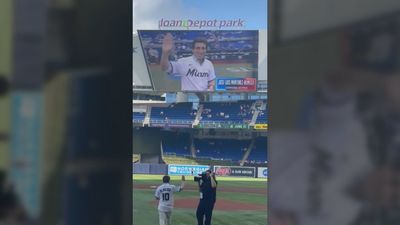 Almeida concluye su viaje a Miami con el saque de honor en un partido de béisbol