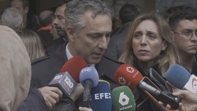 Cinco minutos de silencio en Alcorcón: el consejero Novillo, muy emocionado, recuerda a sus compañeros