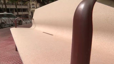 Nuevos bancos blancos y de hormigón a prueba en Chamberí