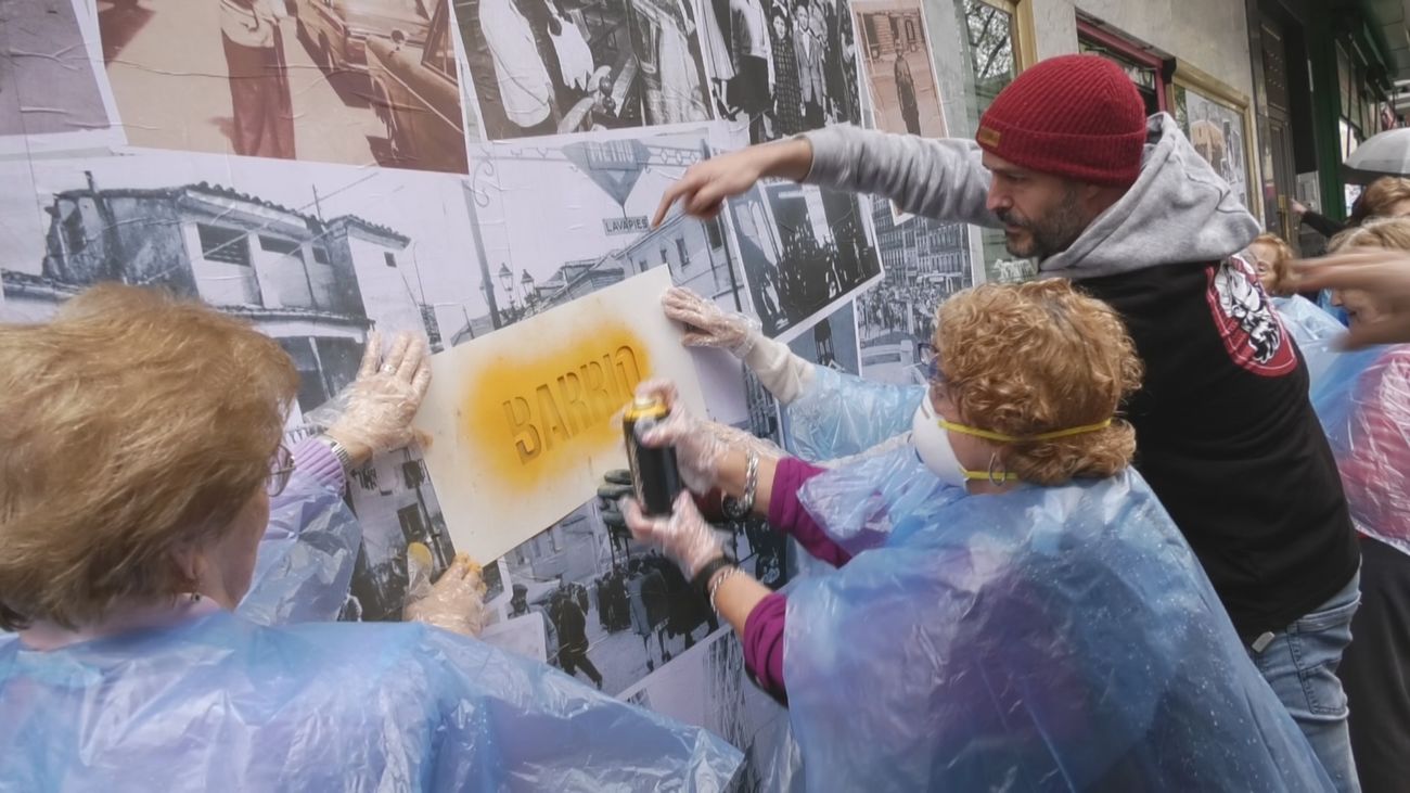 Las 'abuelas grafiteras' llenan de color y recuerdos Lavapiés en el Festival CALLE