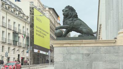 Una gran lona ante el Congreso denuncia la situación precaria del alquiler en España