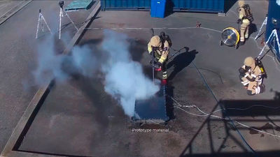 ¿Cómo apagar el incendio de las baterías de litio que llevan los coches eléctricos?