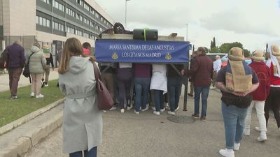 Los costaleros del Cristo de los Gitanos se preparan en Villaverde para sacar el palio de las Angustias