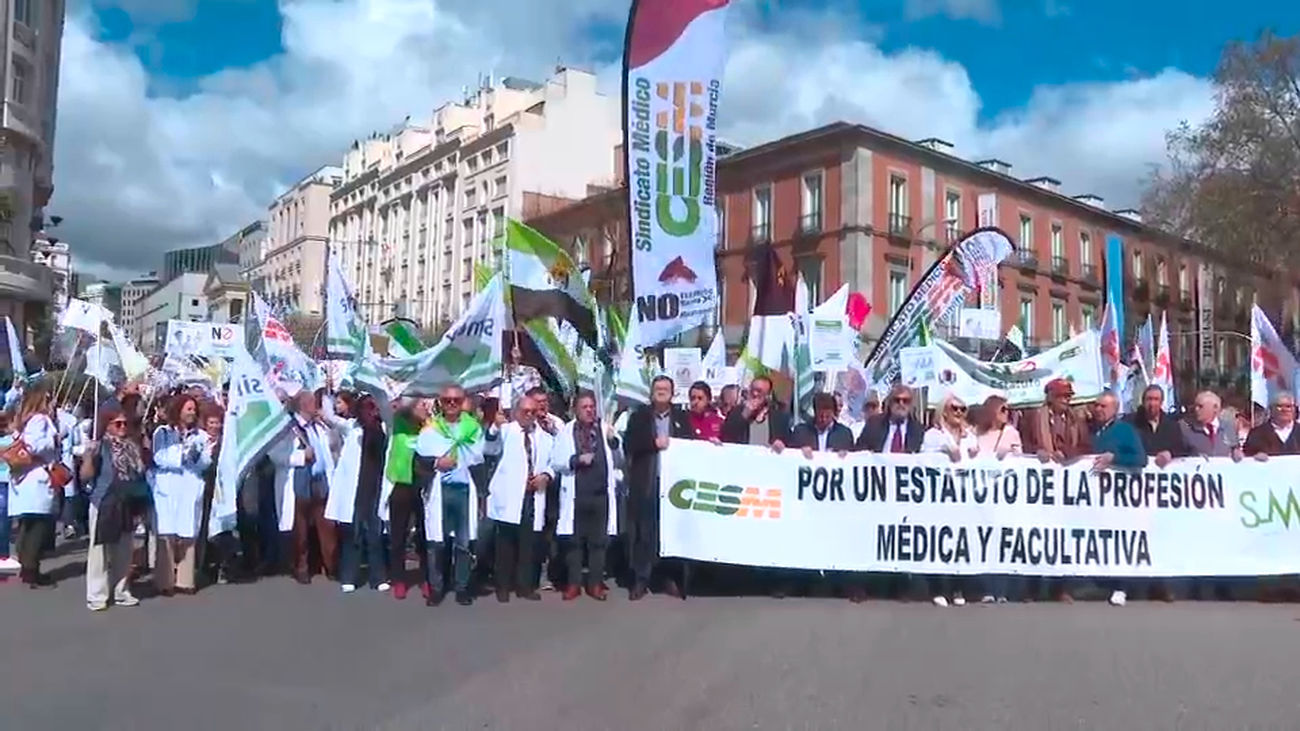 Médicos protestan contra la reforma de su estatuto: "Somos médicos, no esclavos"