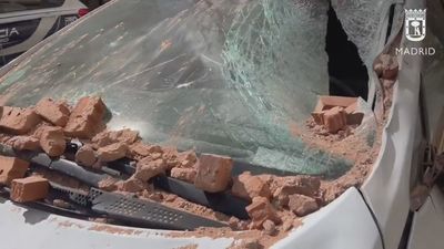 'Milagro' en Chamartín: cae parte de la fachada de un edificio sobre la vía pública y no deja heridos