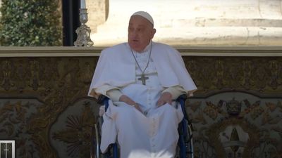 El Papa reaparece ante los fieles en la plaza de San Pedro durante su convalecencia