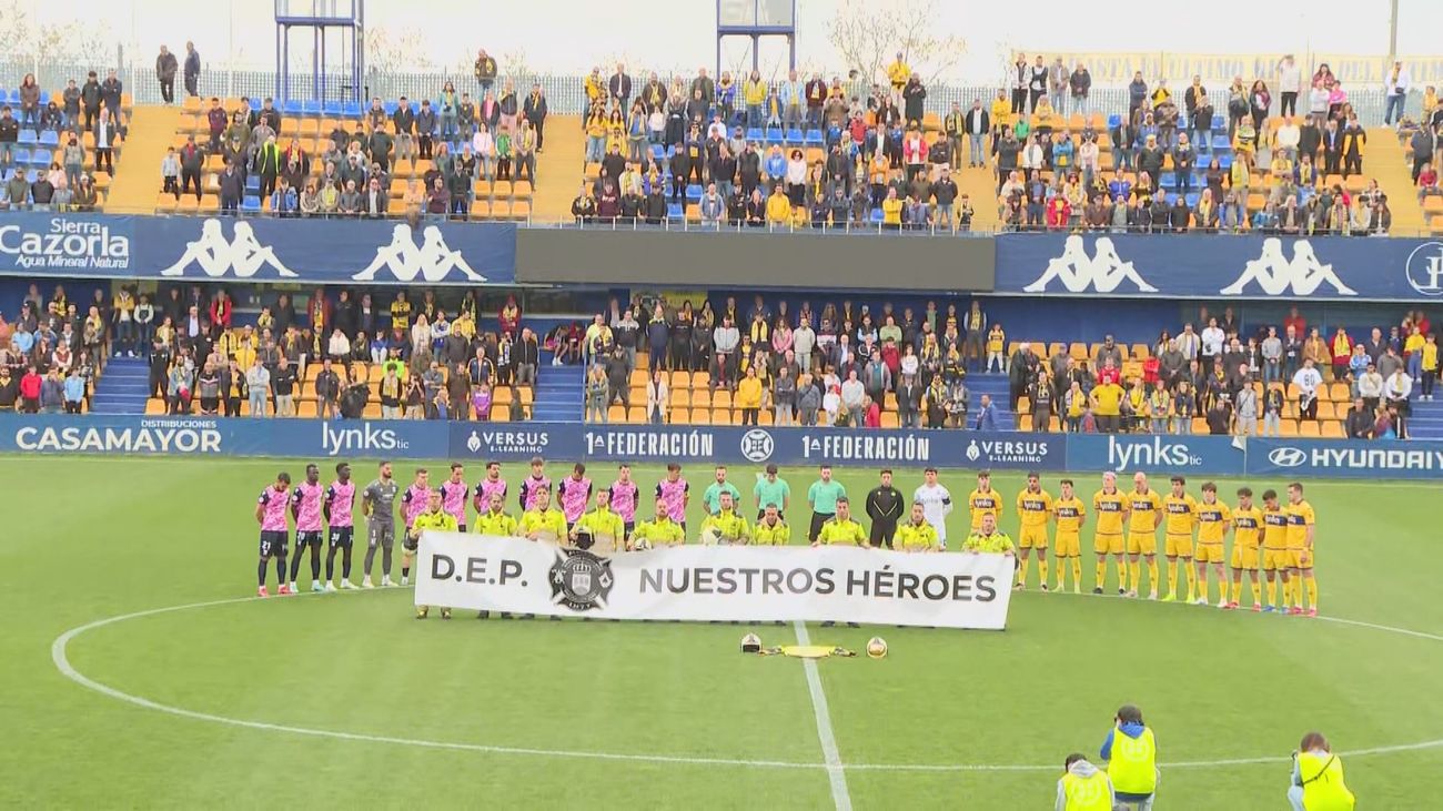 Emotivo homenaje en el estadio del Alcorcón a los bomberos muertos en el incendio