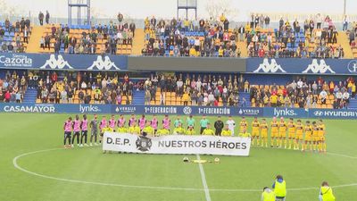 Emotivo homenaje en el estadio del Alcorcón a los bomberos muertos en el incendio