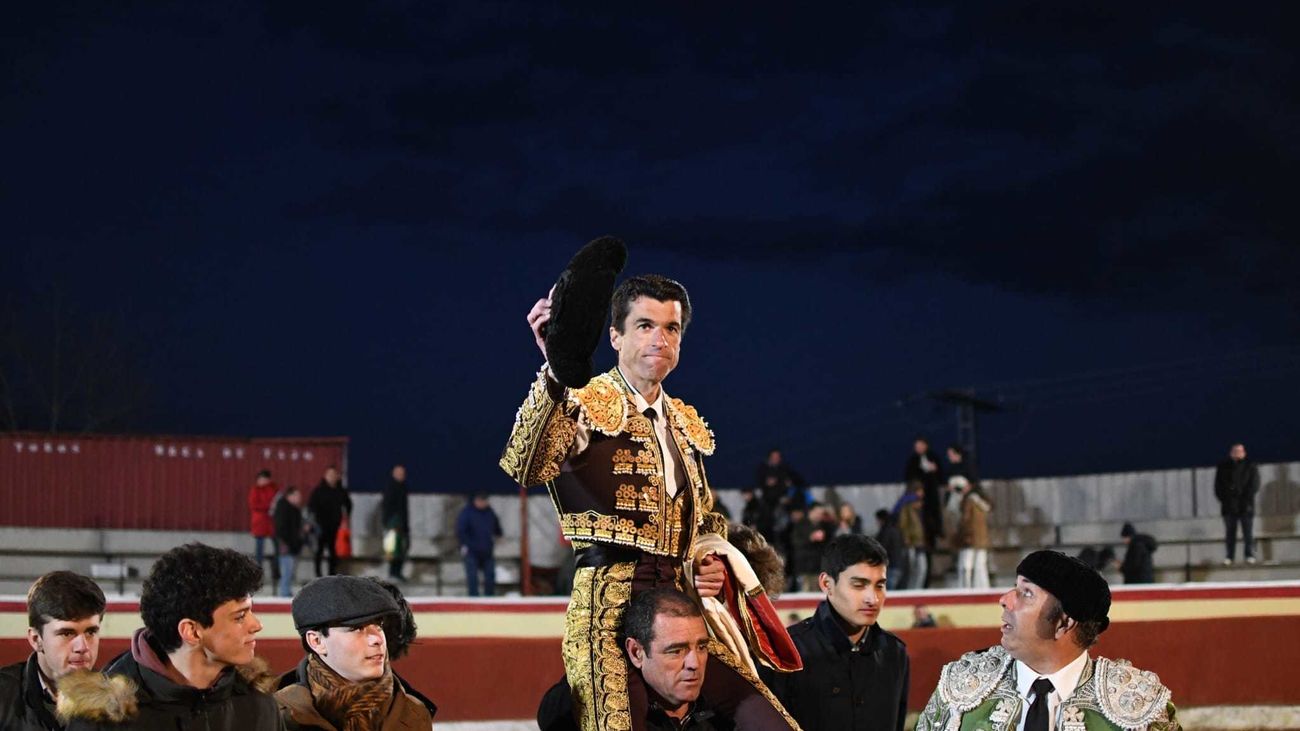 El torero Rafael de Julia sale a hombros de la plaza