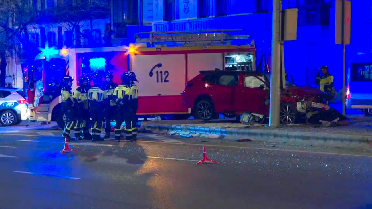 Dos heridos leves tras chocar un coche con una taxi en la calle Alcalá