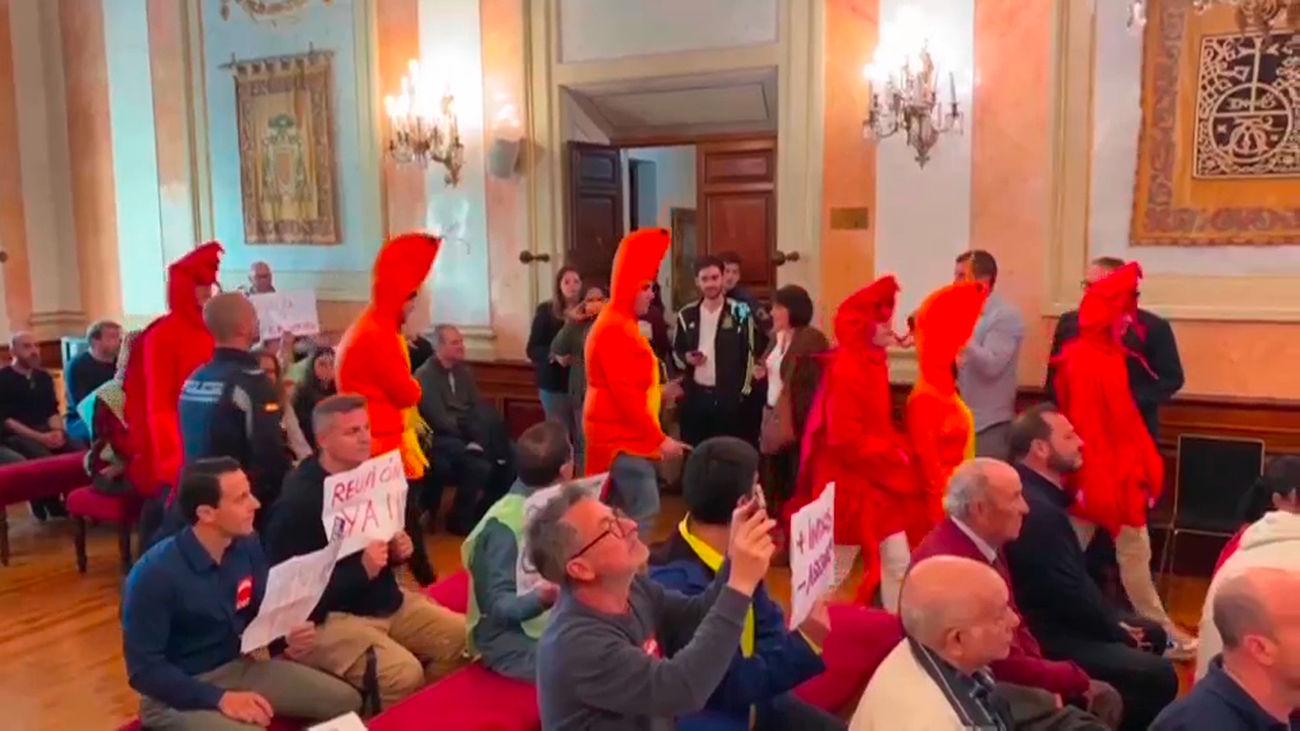 Protestan disfrazados de gambas y langostinos en el Pleno de Alcalá