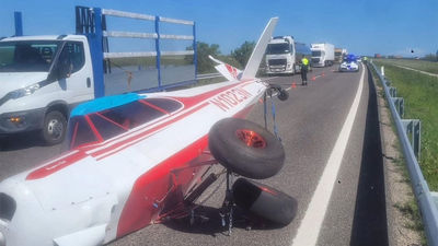 Una furgoneta pierde la avioneta que transportaba en la autopista AP-2 en Fraga (Huesca)