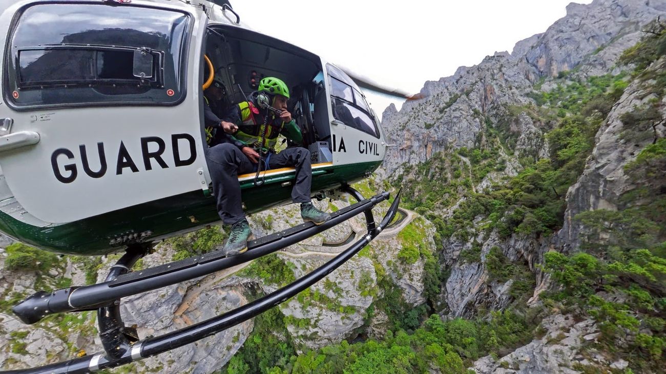 Helicóptero del Grupo de Rescate Especial de Intervención en Montaña (GREIM) de la Guardia Civil