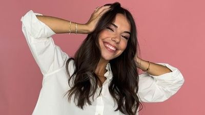 La influencer Elena Gortari finge acoso para anunciar un champú