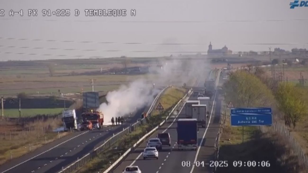 El incendio de un camión obliga a cortar la A-4 a la altura de Tembleque