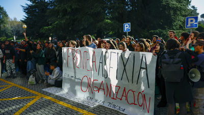 Estudiantes, docentes y trabajadores de la Complutense se manifiestan frente al Rectorado