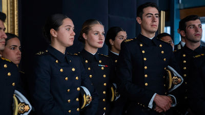 El buque escuela Juan Sebastián Elcano entrega a Chile el busto de Blas de Lezo, bajo la atenta mirada de la princesa Leonor