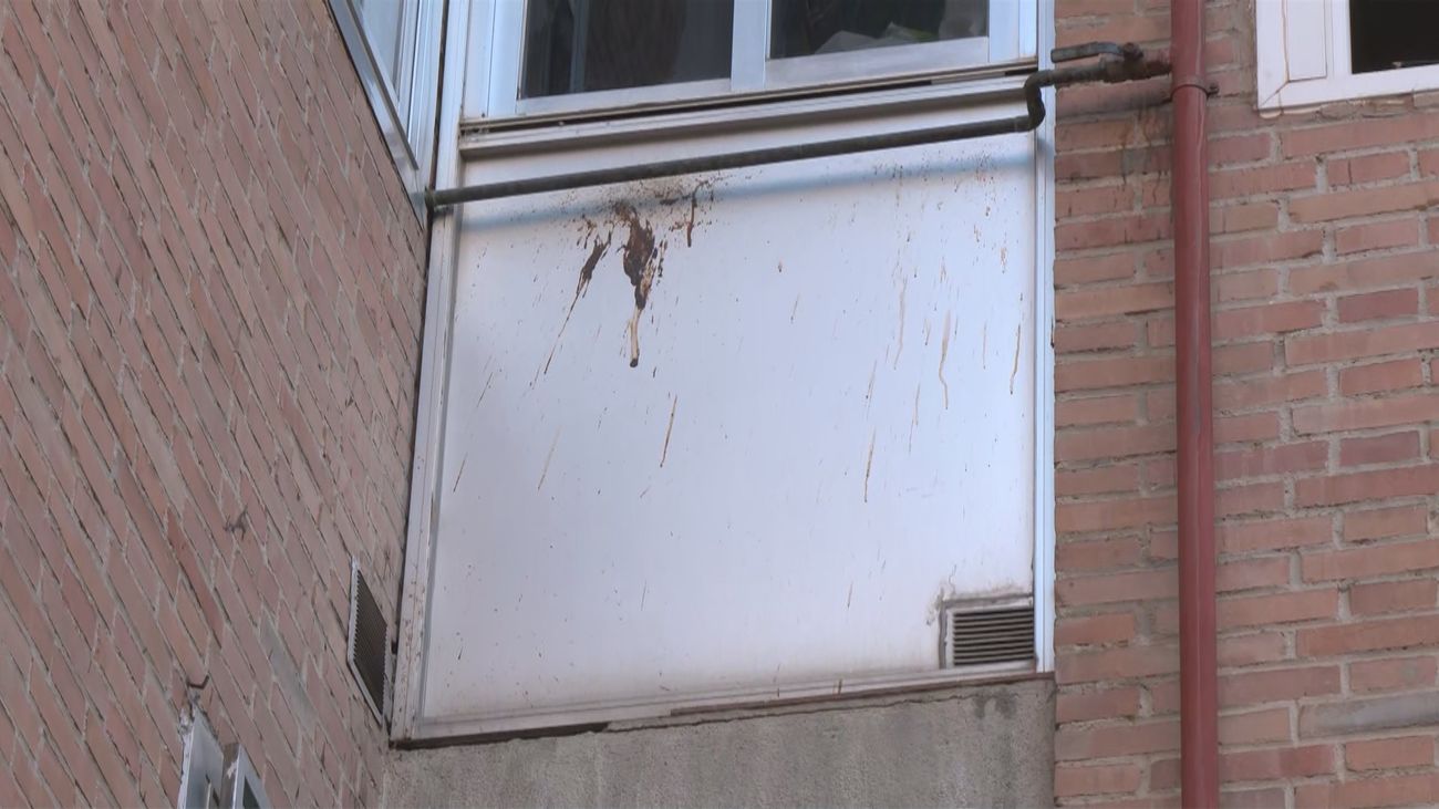 Una mujer 'bombardea' con excrementos la fachada de sus vecinos en Moncloa-Aravaca