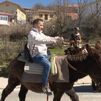 Los burros regresan al pueblo (y te llevan de tapeo): así es la ruta gastronómica más original de la sierra madrileña