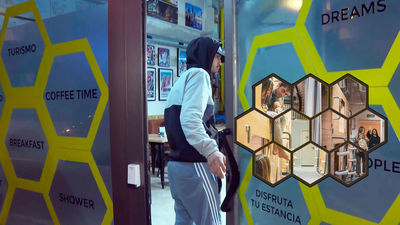 El hotel con cápsulas de 3 metros cuadrados para turistas y estudiantes de Carabanchel se enfrenta su cierre