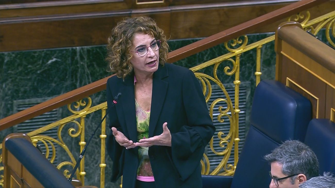 Montero, el centro de todas las críticas por la ausencia de Pedro Sánchez