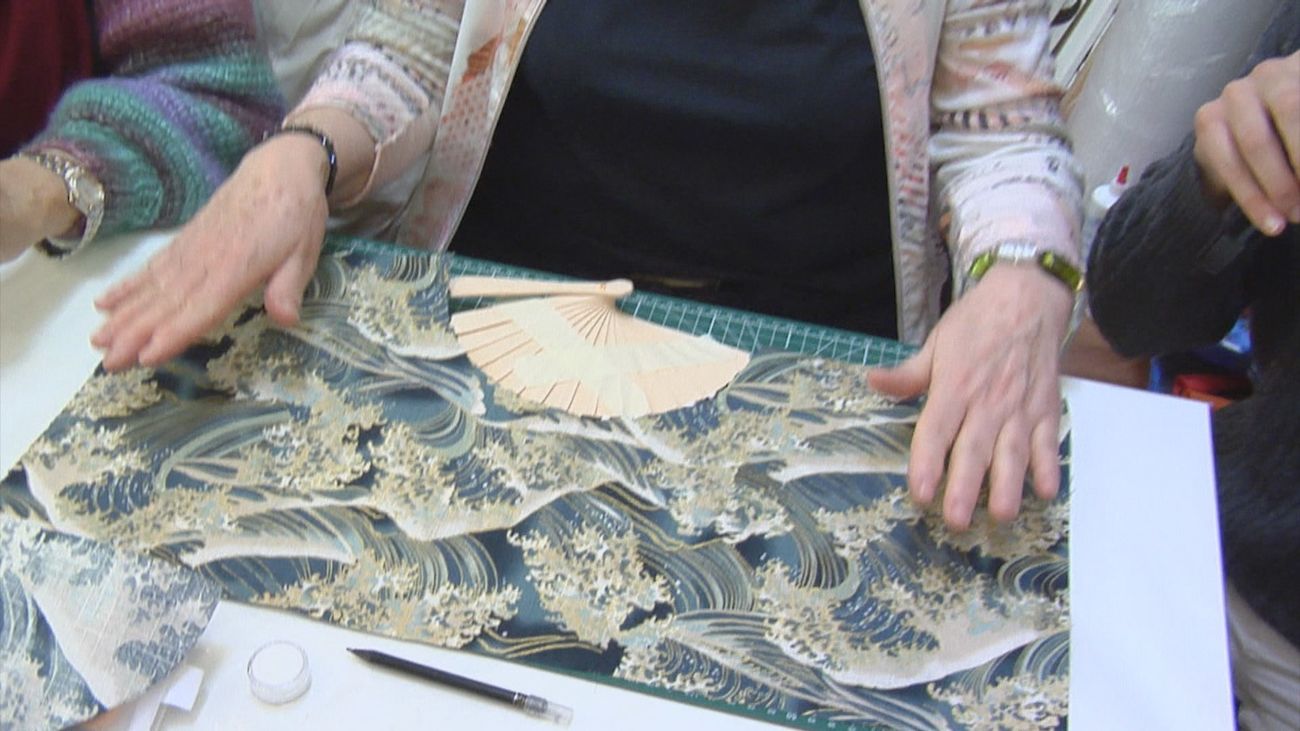 Aprendemos a crear abanicos japoneses en un taller en Madrid