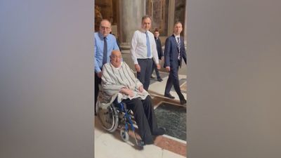 El Papa visita la basílica de San Pedro en camiseta, poncho y pantalones